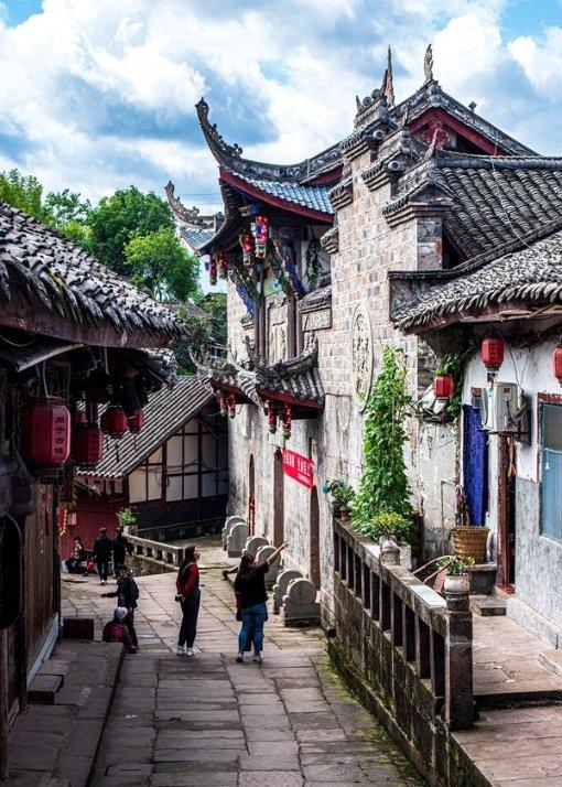 绥宁县：写春联赠春联 送“福”字添年味