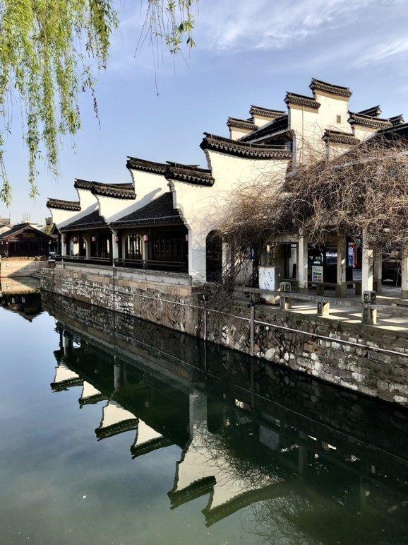 逃离洁白的宾馆